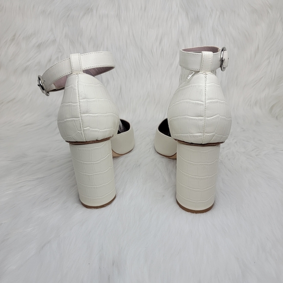 DELTAN white pointed toe heels ankle bracelet, round heel. - Picture 3 of 11